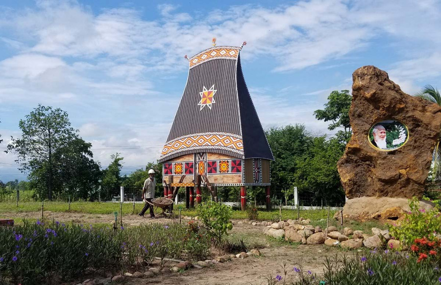 Ngôi nhà rông trong hoa viên Trường PTDT Bán trú Tiểu học Anh Hùng Núp (xã Ia Yeng, huyện Phú Thiện). Ảnh: Nguyễn Tú