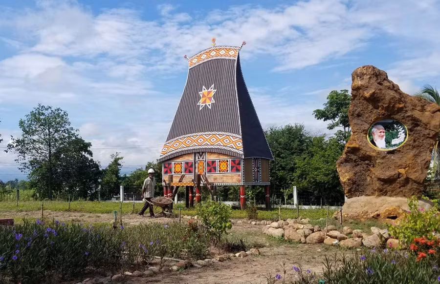 Ngôi nhà rông trong hoa viên Trường PTDT Bán trú Tiểu học Anh Hùng Núp (xã Ia Yeng, huyện Phú Thiện). Ảnh: Nguyễn Tú