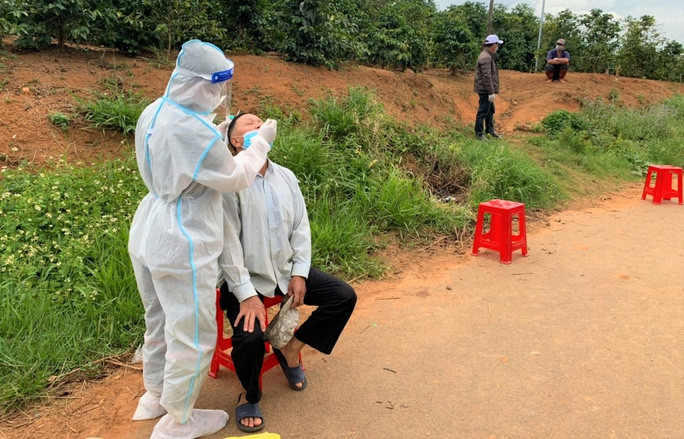 Kiểm tra y tế và test nhanh Covid-19 trên một tuyến đường ở Lâm Đồng.