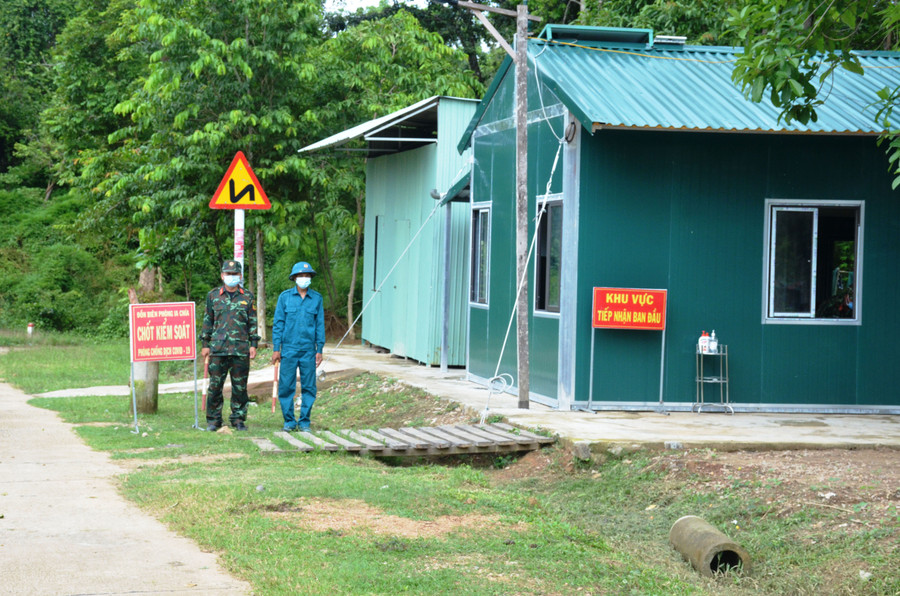 Chốt phòng-chống dịch Covid-19 phà 8, Đồn Biên phòng Ia Chía được xây dựng bán kiên cố. Ảnh: Vĩnh Hoàng