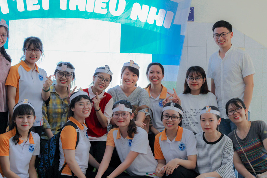 Lệ (áo đỏ, giữa) trong một lần tổ chức trung thu cho em cùng CLB Nhi khoa, Trường ĐH Y Dược Huế