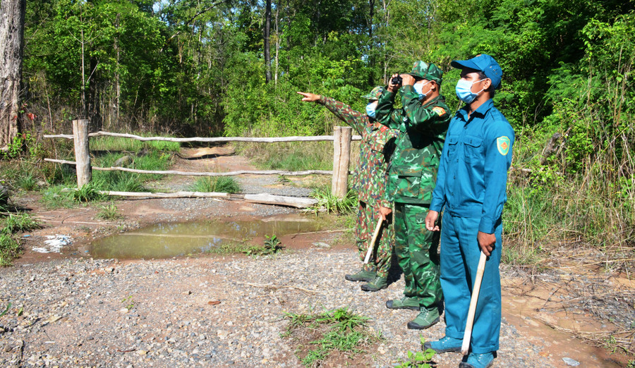 Vừa tạnh mưa, những cán bộ chiến sĩ Chốt Cota lại ra canh gác ở đường mòn, lối tắt. Ảnh: Vĩnh Hoàng