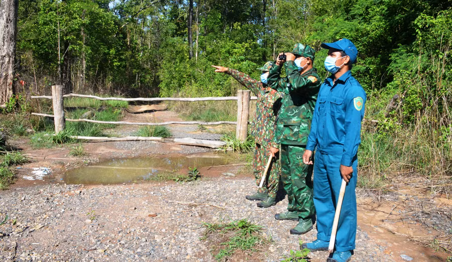 Vừa tạnh mưa, những cán bộ chiến sĩ Chốt Cota lại ra canh gác ở đường mòn, lối tắt. Ảnh: Vĩnh Hoàng