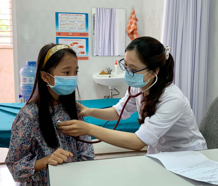 Học sinh tham gia BHYT được chăm sóc sức khỏe ban đầu tốt hơn. Ảnh: N.Y