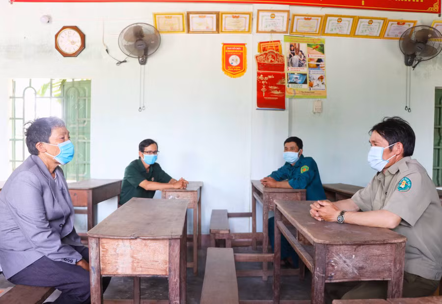 Ban phòng-chống tội phạm thôn Tư Lương (xã Tân An, huyện Đak Pơ) trao đổi công việc giữ gìn an ninh trật tự thôn xóm. Ảnh Ngọc Minh