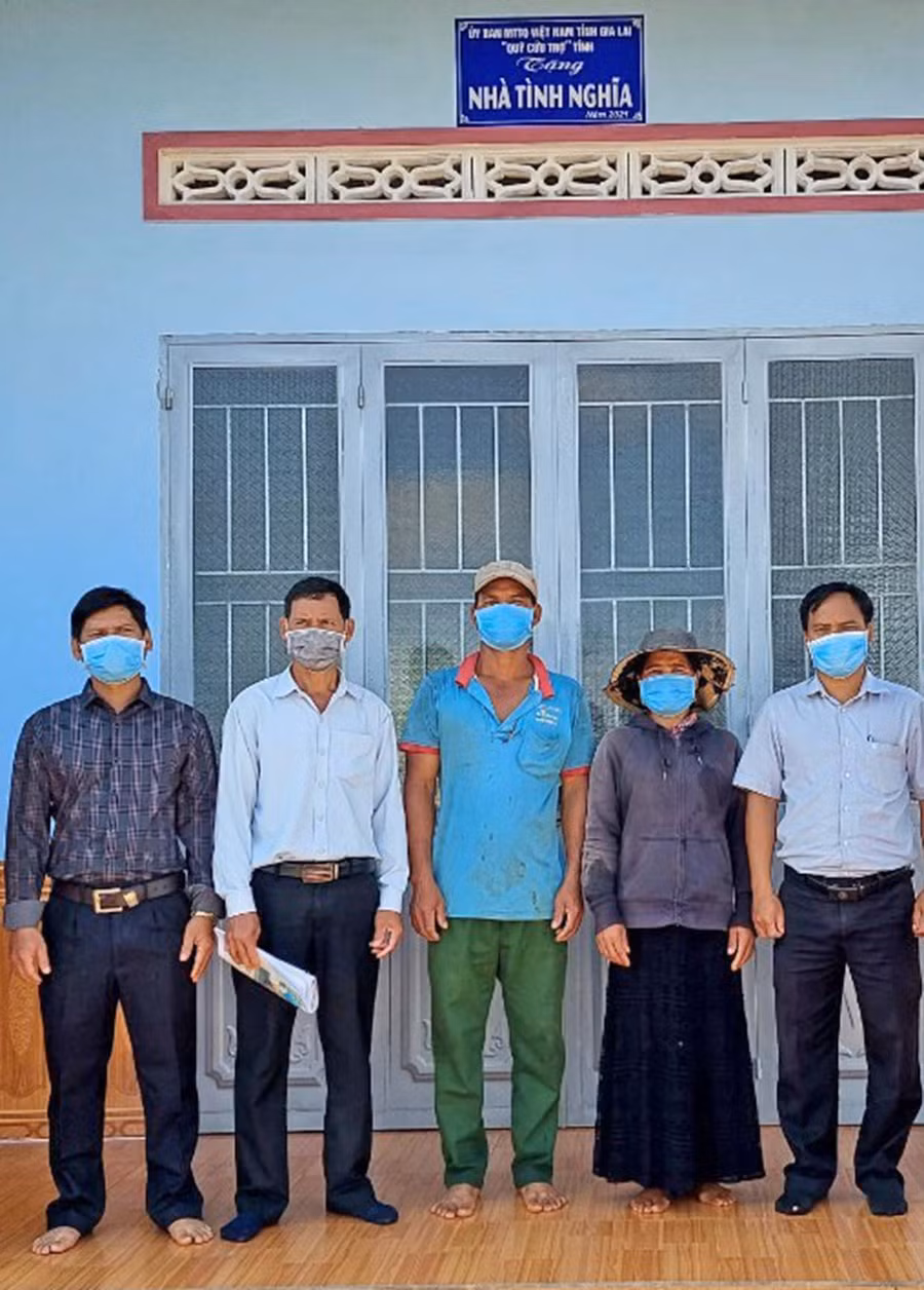 Bàn giao “Nhà tình nghĩa” cho gia đình ông Rơ Châm Ôl (thứ 4 từ trái sang). Ảnh: Lê Đại