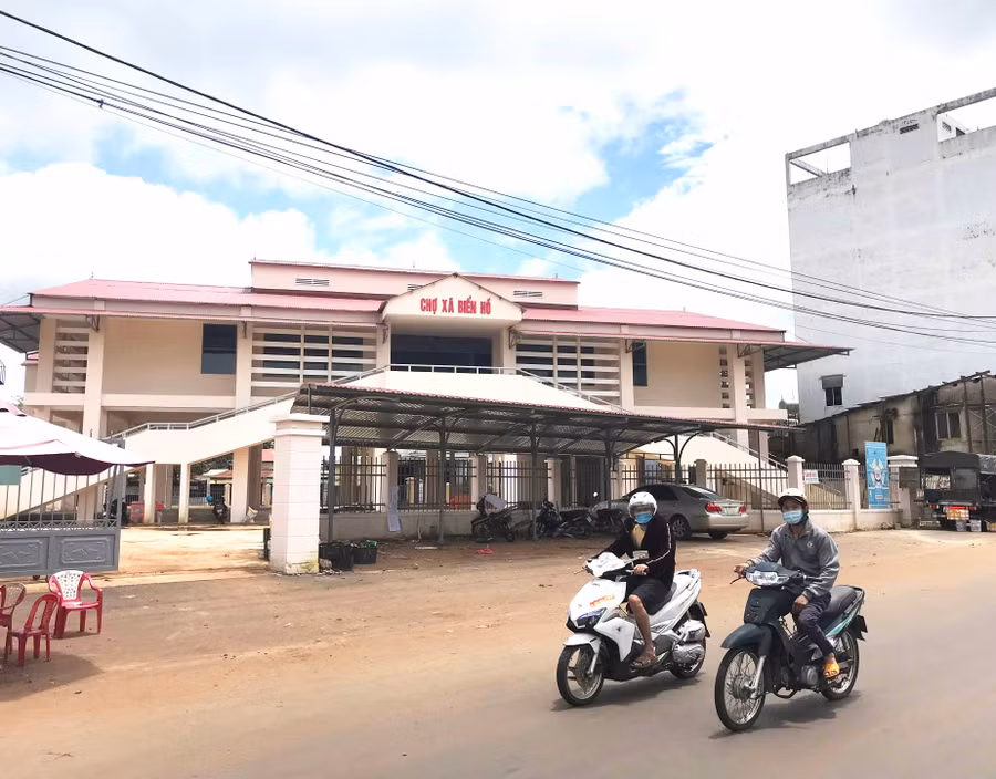 Chợ xã Biển Hồ (TP. Pleiku) được xây dựng khang trang với số vốn 8,1 tỷ đồng. Ảnh: Văn Ngọc