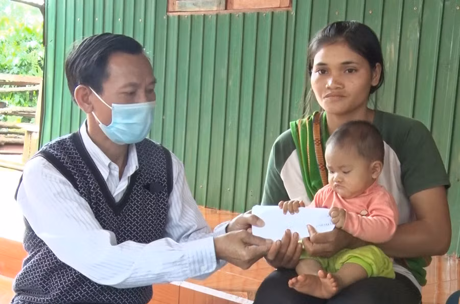  Thừa ủy nhiệm của Bộ trưởng, Trưởng ban Dân tộc tỉnh Kpăh Đô đã đi thăm và trao tiền hỗ trợ cho 5 gia đình có trẻ em bị đuối nước và tai nạn thương tích tại huyện Đức Cơ. Ảnh: Lê Văn Châu