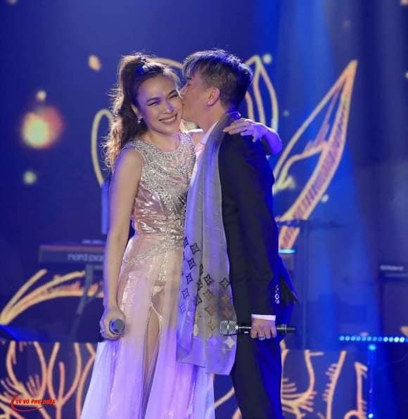 Bên dưới loạt ảnh cũ được đăng tải, Đàm Vĩnh Hưng còn chia sẻ thêm khoảnh khắc anh hôn má ca sĩ Mỹ Tâm trên sân khấu. Ảnh: FBNV