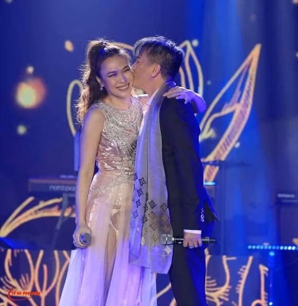 Bên dưới loạt ảnh cũ được đăng tải, Đàm Vĩnh Hưng còn chia sẻ thêm khoảnh khắc anh hôn má ca sĩ Mỹ Tâm trên sân khấu. Ảnh: FBNV