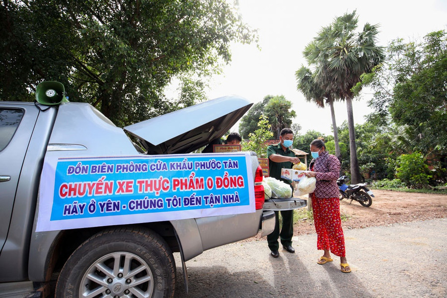 Chuyến xe thực phẩm 0 đồng đến với bà con người Khmer ở xã Hòa Hội, H.Châu Thành. Ảnh: Giang Phương