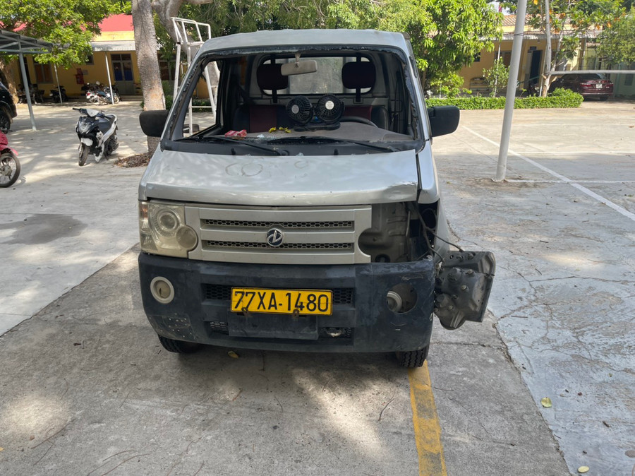 Chiếc ô tô tải bị hư hỏng sau khi đâm vào xe tuần tra của CSGT Công an tỉnh Bình Thuận. Ảnh: CSGT BÌNH THUẬN  Chiếc ô tô tải bị hư hỏng sau khi đâm vào xe tuần tra của CSGT Công an tỉnh Bình Thuận. Ảnh: CSGT BÌNH THUẬN