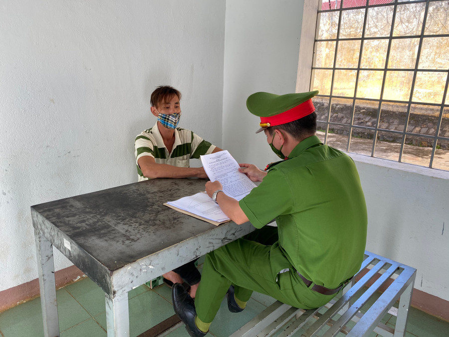 Hoàng Minh Châu tại cơ quan công an. Ảnh: Công an cung cấp