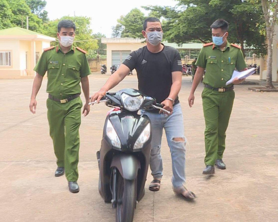 Nghi phạm Lợi cùng một trong những chiếc xe tang vật được công an thu hồi. Ảnh: Công an cung cấp