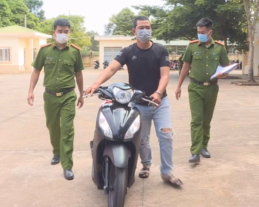Nghi phạm Lợi cùng một trong những chiếc xe tang vật được công an thu hồi. Ảnh: Công an cung cấp