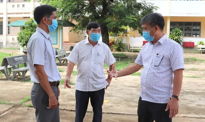 Chủ tịch UBND huyện Hoài Ân Nguyễn Hữu Khúc (bên phải) kiểm tra công tác phòng chống dịch Covid-19 trên địa bàn