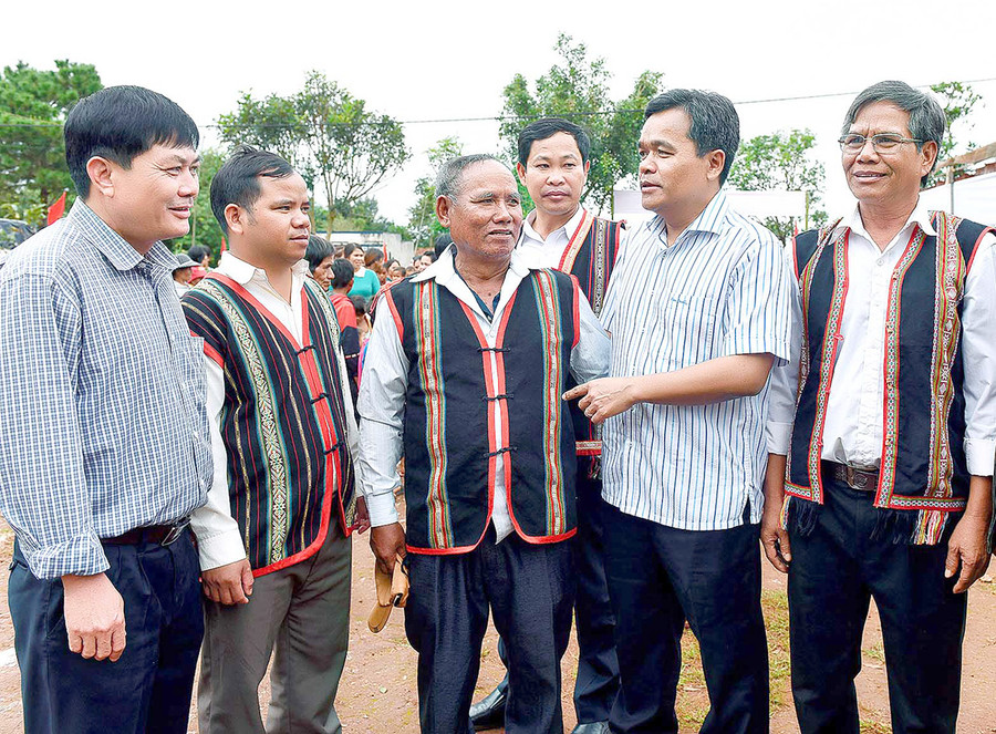 Đồng chí Hồ Văn Niên (thứ 2 từ phải sang)-Ủy viên Ban Chấp hành Trung ương Đảng, Bí thư Tỉnh ủy, Chủ tịch HĐND tỉnh trò chuyện với lãnh đạo huyện Đak Đoa và người dân xã Đak Sơ Mei tại Ngày hội Đại đoàn kết toàn dân tộc làng Tul Đoa năm 2020. Ảnh: Đức Thụy