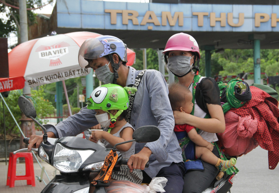 Những lao động quê Nghệ An tại phía Nam về tới cầu Bến Thủy đợi test Covid-19 và làm thủ tục y tế. Ảnh: Cảnh Thắng