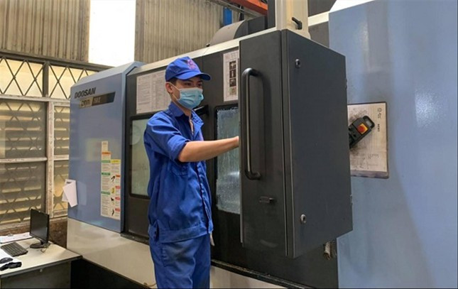  Công nhân sản xuất trong bối cảnh dịch bệnh COVID-19 diễn biến phức tạp. Ảnh: Hoàng Anh