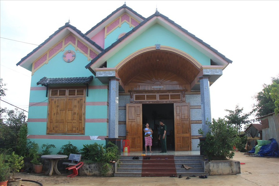 Từ khi tuyến đường “hạnh phúc” hoàn thành, người dân không còn xem xã Đắk Ngo (huyện Tuy Đức, tỉnh Đắk Nông) là nơi ở tạm mà đã xây dựng những ngôi nhà tiền tỉ để định cư lâu dài. Ảnh: Phan Tuấn