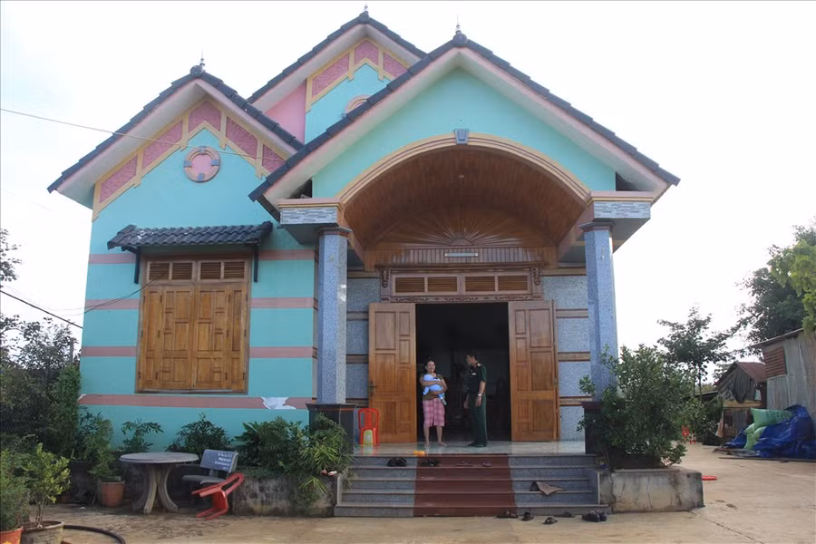 Từ khi tuyến đường “hạnh phúc” hoàn thành, người dân không còn xem xã Đắk Ngo (huyện Tuy Đức, tỉnh Đắk Nông) là nơi ở tạm mà đã xây dựng những ngôi nhà tiền tỉ để định cư lâu dài. Ảnh: Phan Tuấn