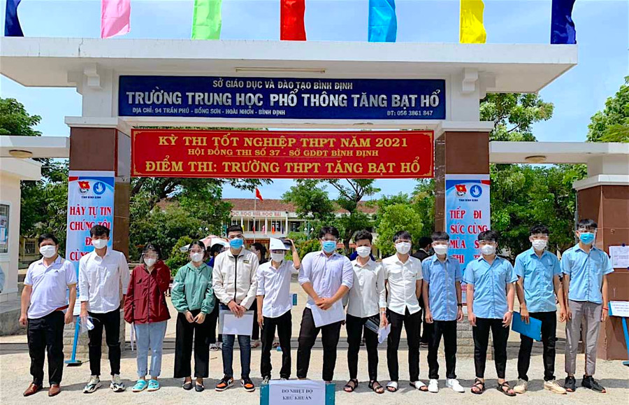 Các thí sinh Gia Lai dự thi tốt nghiệp THPT đợt 2 tại điểm thi Trường THPT Tăng Bạt Hổ (thị xã Hoài Nhơn, tỉnh Bình Định). Ảnh: Toàn Khanh