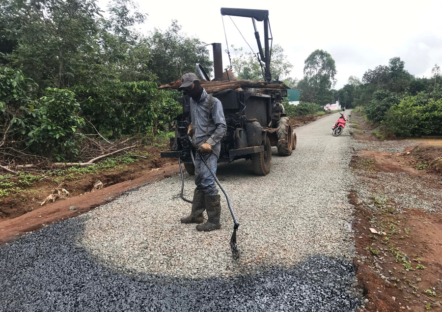 Làm đường giao thông nông thôn tại xã Ia Dêr, huyện Ia Grai. Ảnh: Nguyễn Diệp
