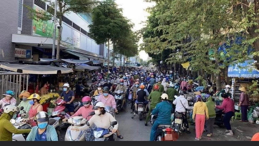 Người dân TP.Quảng Ngãi tập trung ở các siêu thị để mua hàng tích trữ vào chiều 28.8 - Ảnh: Hoàng Thuyên Người dân TP.Quảng Ngãi tập trung ở các siêu thị để mua hàng tích trữ vào chiều 28.8 - Ảnh: Hoàng Thuyên