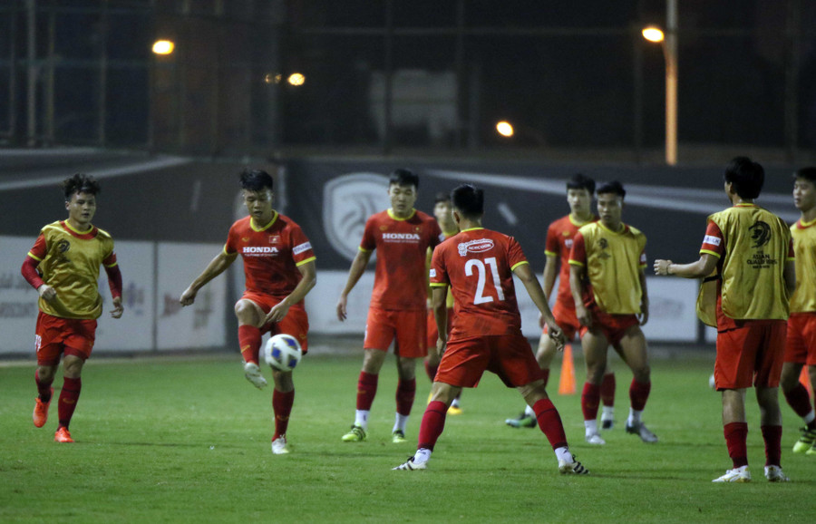 Trung vệ Thành Chung và Đình Trọng (số 21) đã trở lại tập luyện bình thường cùng ĐT Việt Nam tối 28/8. Ảnh: VFF