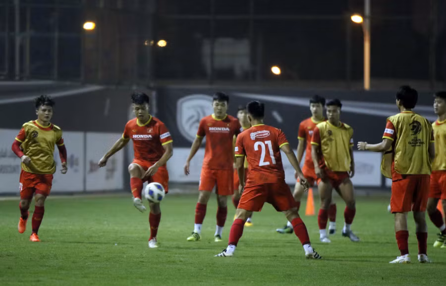 Trung vệ Thành Chung và Đình Trọng (số 21) đã trở lại tập luyện bình thường cùng ĐT Việt Nam tối 28/8. Ảnh: VFF