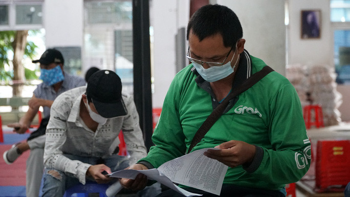 Tài xế Grab tại một điểm tiêm ở quận 7 (TP HCM) vào chiều 27-7. Ảnh: Hoài Dương Tài xế Grab tại một điểm tiêm ở quận 7 (TP HCM) vào chiều 27-7 - Ảnh: Hoài Dương