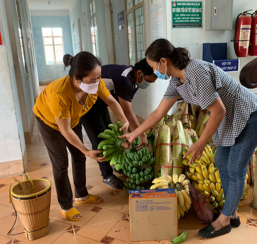 Người dân xã Ia Rbol (thị xã Ayun Pa) tập kết các phần quà quê về UBND xã để vận chuyển đi TP. Hồ Chí Minh. Ảnh: Vũ Chi