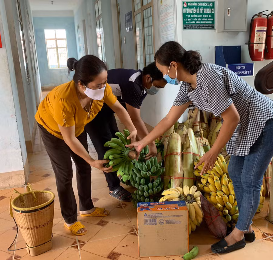 Người dân xã Ia Rbol (thị xã Ayun Pa) tập kết các phần quà quê về UBND xã để vận chuyển đi TP. Hồ Chí Minh. Ảnh: Vũ Chi