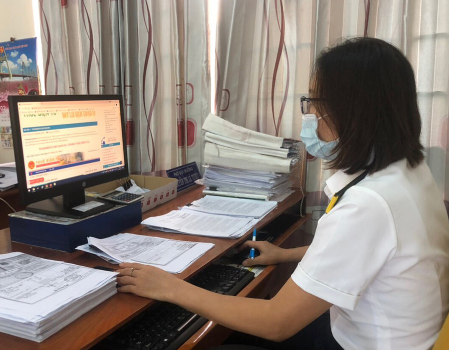 Thời gian tới, các Chi cục Thuế tiếp tục rà soát, hướng dẫn và thẩm định hồ sơ các hộ kinh doanh đang gặp khó khăn do dịch Covid-19 để hỗ trợ theo Nghị quyết số 68/NQ-CP của Chính phủ. Ảnh: Sơn Ca Trong thời gian tới, các Chi cục Thuế tiếp tục rà soát, hướng dẫn và thẩm định hồ sơ các hộ kinh doanh đang gặp khó khăn do dịch Covid-19 để hỗ trợ theo Nghị quyết 68 của Chính phủ. Ảnh: Sơn Ca