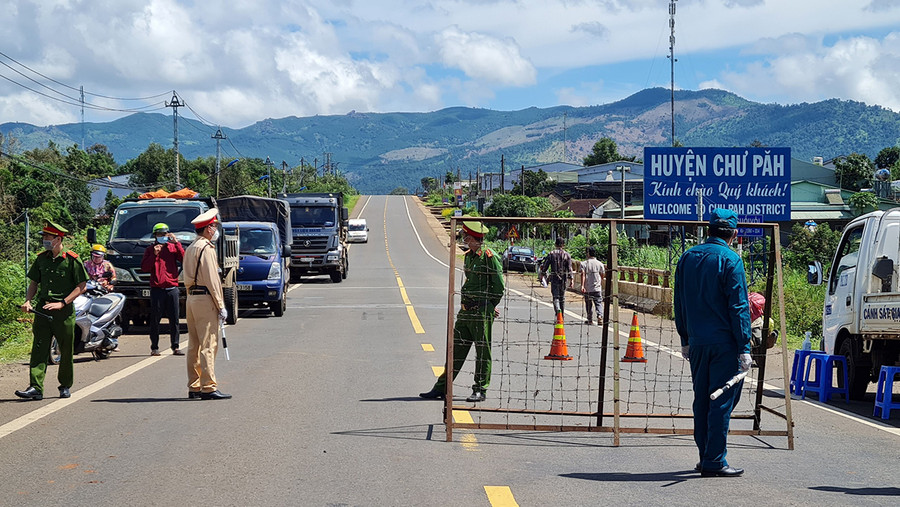 Dựng hàng rào kẽm gai để siết chặt người và phương tiện qua lại tại Cầu Suối Voi (hay còn gọi là Cầu số 10, phường Yên Thế, TP. Pleiku), tiếp giáp với huyện Chư Păh. Ảnh: Lê Hòa