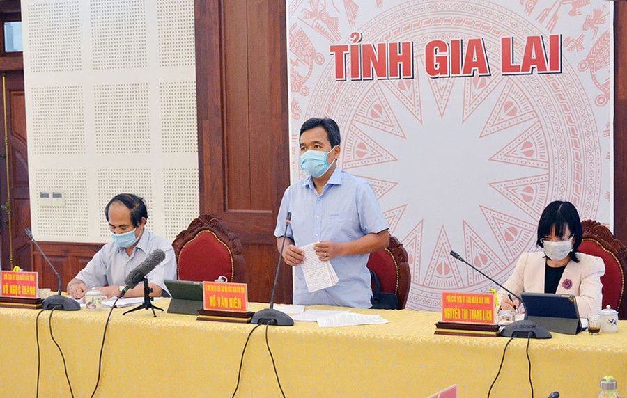 Ủy viên Ban Chấp hành Trung ương Đảng, Bí thư Tỉnh ủy, Chủ tịch HĐND tỉnh Hồ Văn Niên phát biểu chỉ đạo tại cuộc họp. Ảnh: N.N