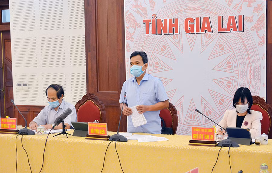 Ủy viên Ban Chấp hành Trung ương Đảng, Bí thư Tỉnh ủy, Chủ tịch HĐND tỉnh Hồ Văn Niên phát biểu chỉ đạo tại cuộc họp. Ảnh: N.N