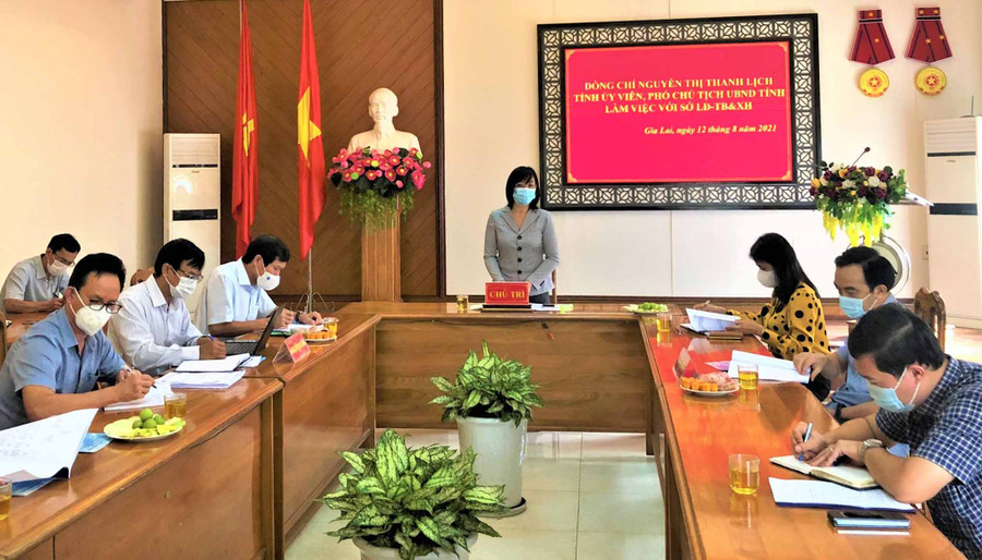 Bà Nguyễn Thị Thanh Lịch-Phó Chủ tịch UBND tỉnh làm việc với Sở Lao động-Thương binh và Xã hội về một số nhiệm vụ trọng tâm. Ảnh. Đinh Yến