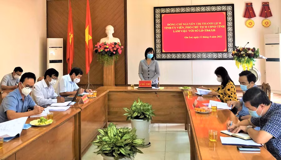 Bà Nguyễn Thị Thanh Lịch-Phó Chủ tịch UBND tỉnh làm việc với Sở Lao động-Thương binh và Xã hội về một số nhiệm vụ trọng tâm. Ảnh. Đinh Yến