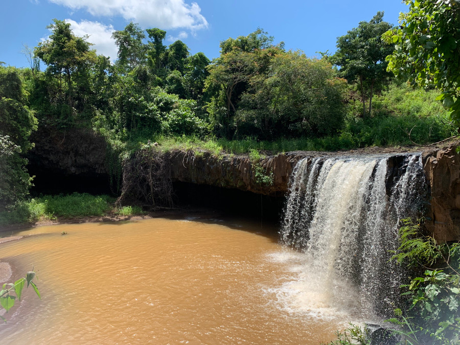 19-8 Dải nước chảy xuống trên khối đá khổng lồ hình vòng cung trải dài hơn 50m-ảnh P.L