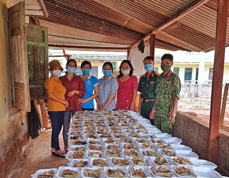 Các cơ sở Hội LHPN huyện Ia Grai luân phiên cử cán bộ, hội viên đến nấu ăn tại khu cách ly tập trung. Ảnh: Minh Châu