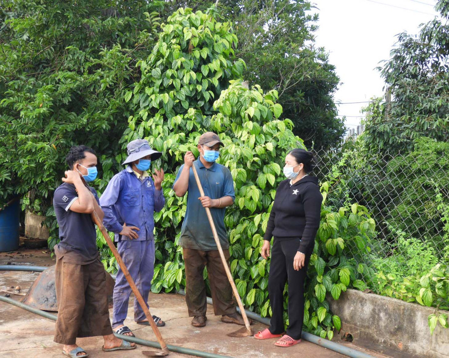  Người dân làng Ia Klai (xã Ia Băng, huyện Đak Đoa) trao đổi kinh nghiệm sản xuất và xây dựng nông thôn mới. Ảnh: Thanh Nhật