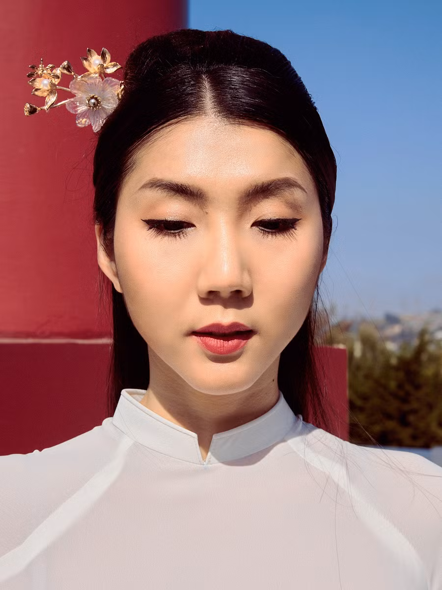 Ngoài ra, cô chọn lớp trang điểm tự nhiên nhưng không kém phần sắc nét nhằm tái hiện dung mạo của các tiểu thư khuê các thời xưa. Ảnh: NVCC