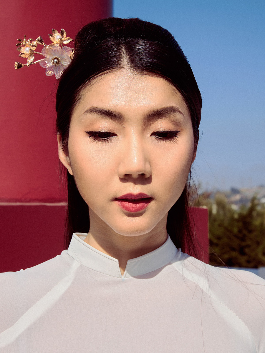 Ngoài ra, cô chọn lớp trang điểm tự nhiên nhưng không kém phần sắc nét nhằm tái hiện dung mạo của các tiểu thư khuê các thời xưa. Ảnh: NVCC
