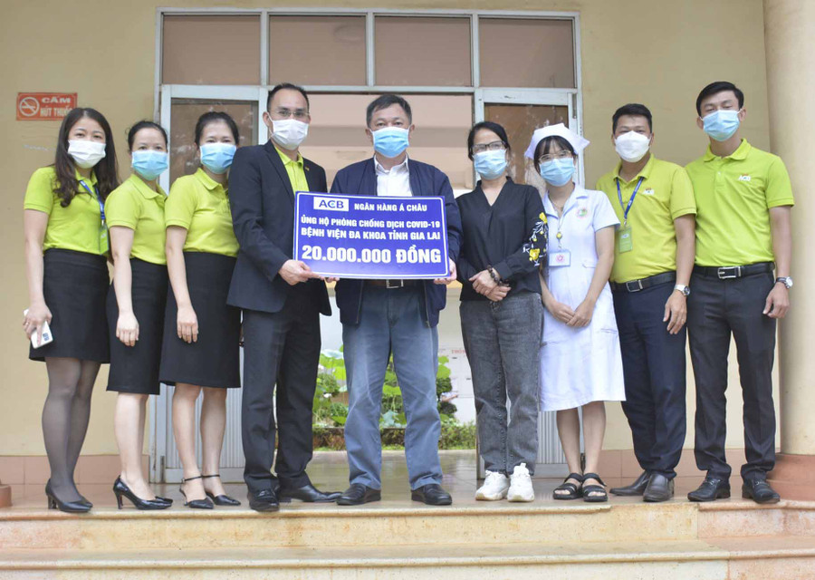 Đại diện Ngân hàng Á Châu ủng hộ kinh phí phòng-chống dịch cho Bệnh viện Đa khoa tỉnh. Ảnh: Như Nguyện