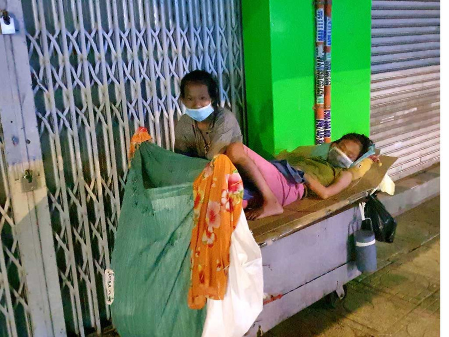 Chiếc xe đẩy ve chai là giường của hai mẹ con chị Nguyễn Thị Thành, 41 tuổi, quê Tiền Giang