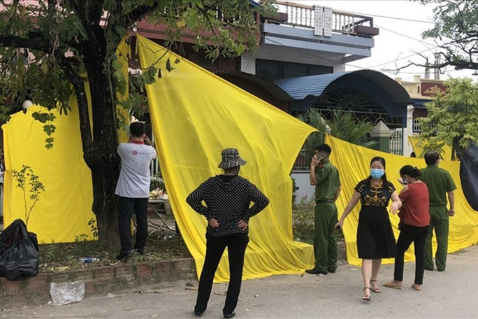 Lực lượng công an khám nghiệm hiện trường vụ cháy. Lực lượng công an khám nghiệm hiện trường vụ cháy.