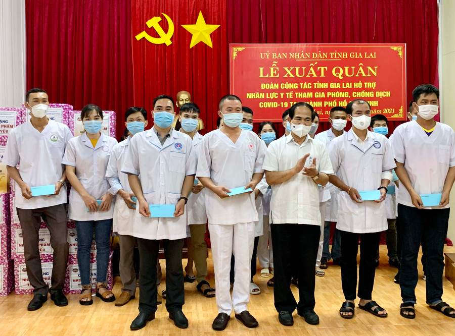 -Đồng chí Võ Ngọc Thành-Phó Bí thư Tỉnh ủy, Chủ tịch UBND tỉnh tặng quà cho các thành viên đoàn cộng tác. Ảnh: Như Nguyện