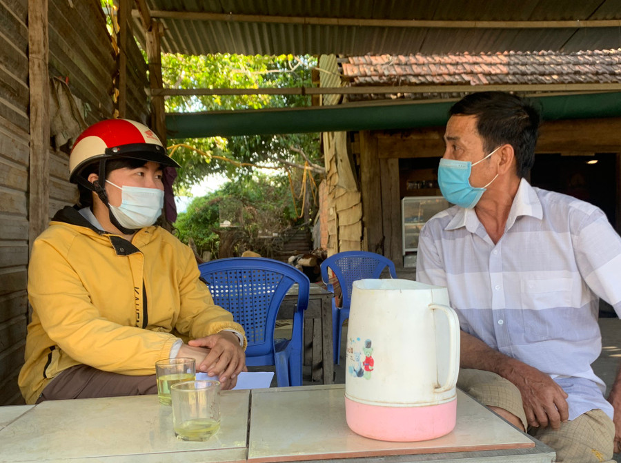 Ông Cù Quang Minh (thôn Mới, xã Chư Rcăm, huyện Krông Pa) được cán bộ xã hướng dẫn thủ tục làm hồ sơ để nhận hỗ trợ theo quy định. Ảnh: Vũ Chi