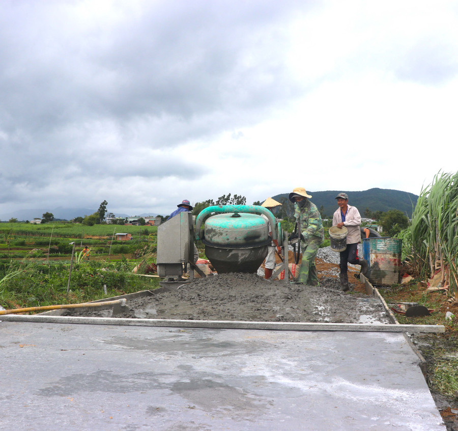 Làm đường ra khu sản xuất tại thôn Tân Định (xã Tân An, huyện Đak Pơ) giúp người dân đi lại, vận chuyển nông sản thuận lợi. Ảnh: Ngọc Minh